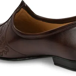 house of pataudi Men Brown Textured Leather Slip-On Loafers with Handcrafted Woven Design Mojaris For Men image 5
