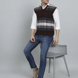 ewools Men Checkered V Neck Maroon Sweater image 4