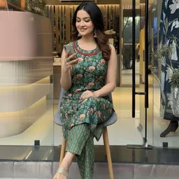 surhi Women Viscose Rayon Kurta Palazzo Set image 5