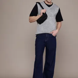 roadster Men Solid V Neck Grey Sweater image 3