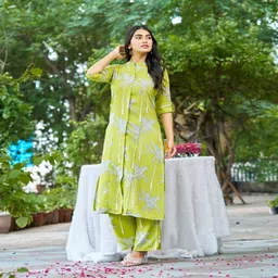 yagnik fashion Women Cotton Rayon Kurti Pant Set image 2