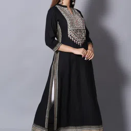 shiprakshi Women Printed Cotton Rayon Asymmetric Kurta image 3