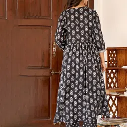 MF Hayat Ethnic Motifs Printed Regular Thread Work A Line Kurta with Trousers & Dupatta image 3