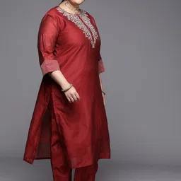 Sztori Plus Size Ethnic Motifs Yoke Design Chanderi Silk Kurta With Trousers & Dupatta image 4