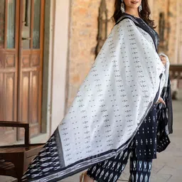 Nayo Women Black Ikat Printed Pure Cotton Kurta with Trousers & With Dupatta image 3
