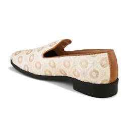 House of Pataudi Men Embroidered Velvet Slip On Ethnic Mojaris image 4