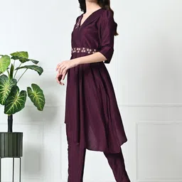 DesiNoor.com V-Neck Embroided Tunic With Trouser & Designer Belt image 4