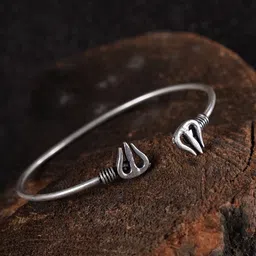 Shoshaa Women Silver-Toned Brass Oxidised Silver-Plated Cuff Bracelet image 1