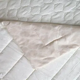 Saral Home White & Beige Geometric 400 GSM Single Bed Quilt image 4