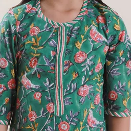 Sangria Girls Green Floral Printed Pure Cotton Straight Kurta With Trouser image 5