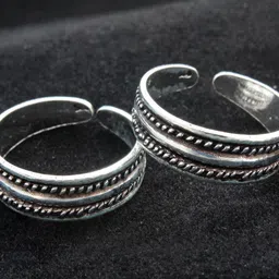 lbv la belle vie Rhodium Plated Front Side Simple Design Silver Oxidised Toe Ring For Women Silver, Sterling Silver Rhodium Plated Toe Ring image 3