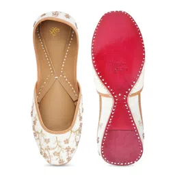 House of Pataudi Embroidered Slip-On Mojaris image 5