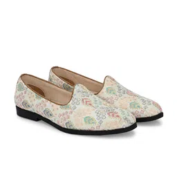 House of Pataudi Men Embroidered Lightweight Mojaris image 3