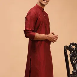 SHRESTHA BY VASTRAMAY Men Maroon Solid Kurta image 2