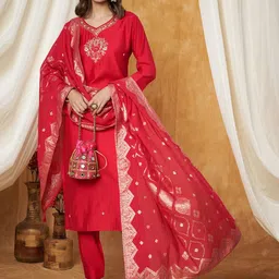 Label Khoj Floral Embroidered Sequinned Kurta With Trouser And Dupatta image 2