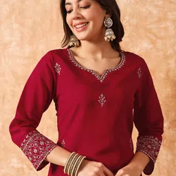 Navlik Ethnic Motifs Embroidered Notch Neck Straight  Kurta with Trousers & Dupatta image 2