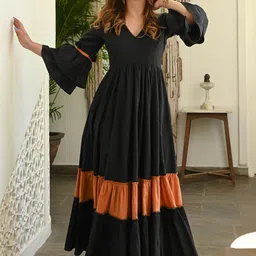 KALINI Colourblocked V-Nek Bell Sleeves Tiered Fit and Flare Dress-image-75