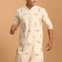 SHVAAS by VASTRAMAY Men Geometric Keyhole Neck Gotta Patti Kurta image 3