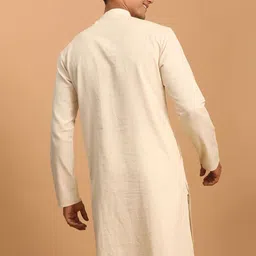 SHVAAS by VASTRAMAY Men Geometric Keyhole Neck Gotta Patti Kurta image 2