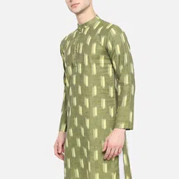 Vastraa Fusion Men Green & Yellow Ikkat Printed Cotton A-line Kurta image 4