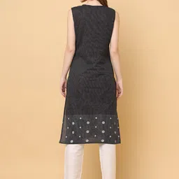 aayusika Striped Round Neck Sleeveless Straight Kurta image 4