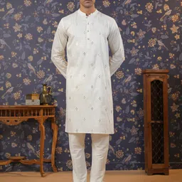 House of Pataudi Men Off White Geometric Embroidered Mirror Work Kurta image 5