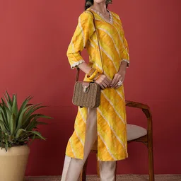 Anouk Leheriya Printed V-Neck Thread Work A-Line Kurta image 2