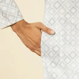 Manyavar Men Geometric Flared Sleeves Chikankari Kurta image 5