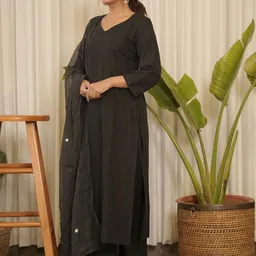 OneWe Fana Sweetheart Neck Pure Cotton Kurta With Trousers & Dupatta image 5