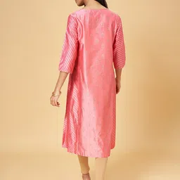 RANGMANCH BY PANTALOONS Floral Printed Notched Neck Kurta image 4