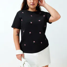 Trendyol Round Neck Short Sleeves Floral Embroidered Cotton Regular Fit T-shirt-picture-46