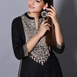 shiprakshi Women Printed Cotton Rayon Asymmetric Kurta image 4