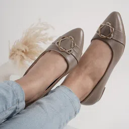 DressBerry Women Solid Casual Mojaris With Embellished Flats-image-74
