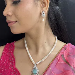 Sri Jagdamba Pearls Dealer Gold-Plated Stone Studded & Pearls Beaded Jewellery Set image 2