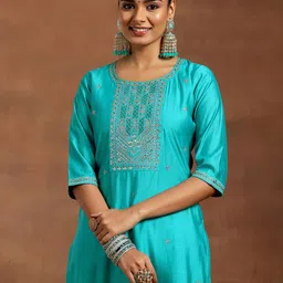 gerua by libas Libas Floral Embroidered Sequinned Straight Kurta With Trouser & Dupatta image 2