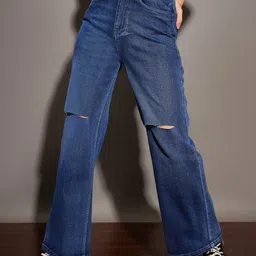 SASSAFRAS Women Light Fade Acid Wash Slash Knee Stretchable Jeans-image-4
