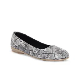Paragon Women Black & White Printed Leather Slip-On Sneakers-image-35
