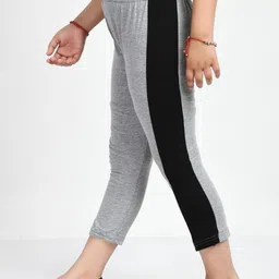 IndiWeaves Girls Pack Of 3 Striped Pure Cotton Capris image 4