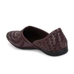 House of Pataudi Men Maroon Textured Mojaris image 3