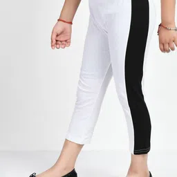 IndiWeaves Girls Pack Of 3 Colourblocked Pure Cotton Capris image 2