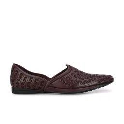 House of Pataudi Men Maroon Textured Mojaris image 4