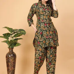sanjana  silk SANJANA SILK Women Floral Printed Regular Kurta with Trousers image 2