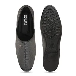 HERE&NOW Men Grey Textured Lightweight Loafers image 4