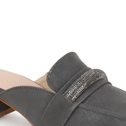 CHINRAAG Colourblocked Block Sandals with Buckles image 4