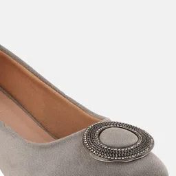 DressBerry Pointed Toe Velvet Block Pumps image 4