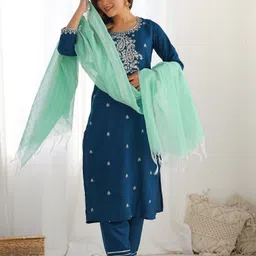 skylee Women Cotton Blend Kurta Pant Dupatta Set image 4