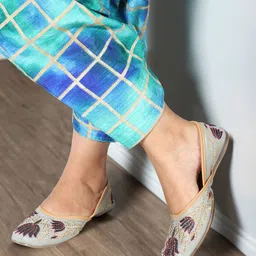 ICONICS Embellished Ethnic Mojaris image 3