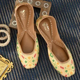 Sringam Women Cream-Coloured & Green Ethnic Woven Design Leather Mojaris-image-19