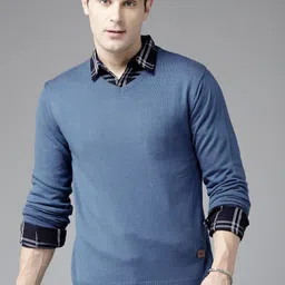 roadster Men Solid V Neck Blue Sweater image 1