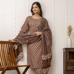 divastri Women Pure Cotton Kurta Pant Dupatta Set image 4